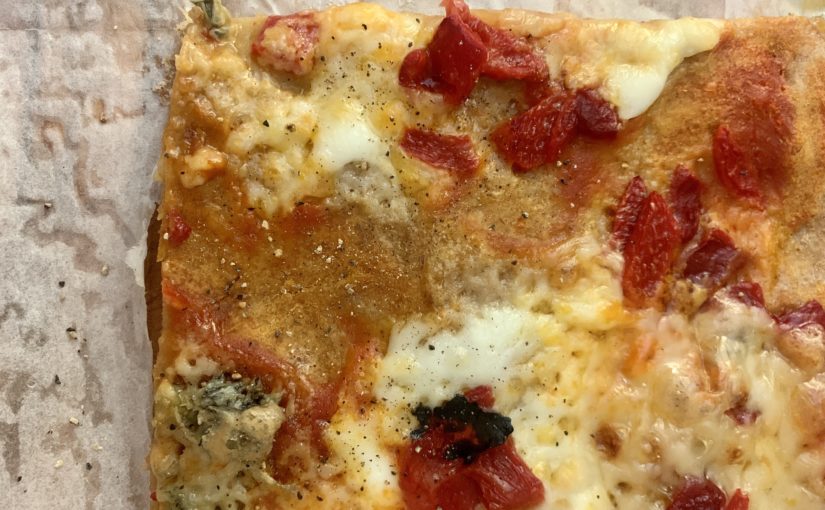 Pizza de espelta con queixo Gorgonzola e pementos de piquillo